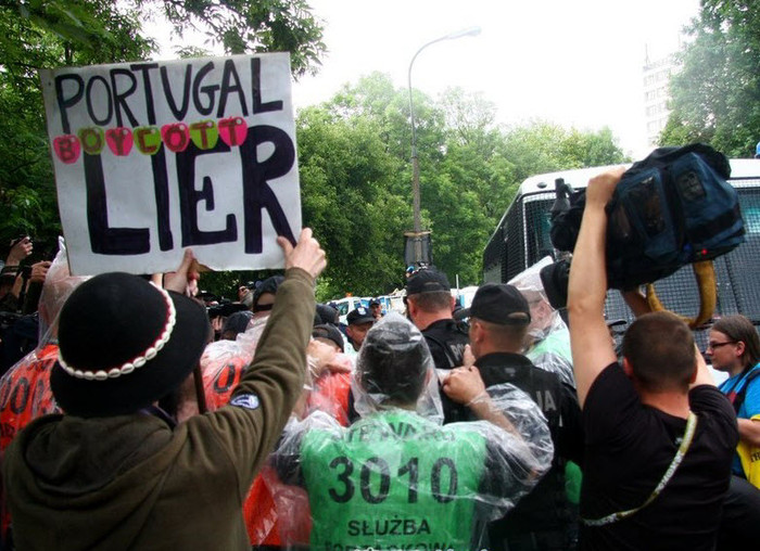 Các nhân viên an ninh bắt giữ người đẹp ngực trần Các nhân viên an ninh bắt giữ người đẹp ngực trần