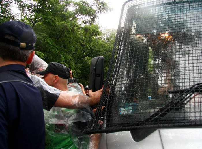 Các nhân viên an ninh bắt giữ người đẹp ngực trần Các nhân viên an ninh bắt giữ người đẹp ngực trần