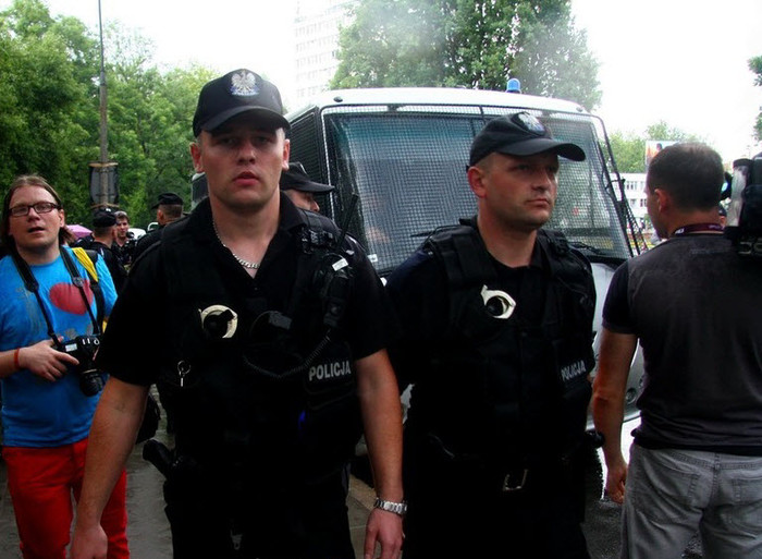 Các nhân viên an ninh bắt giữ người đẹp ngực trần Các nhân viên an ninh bắt giữ người đẹp ngực trần