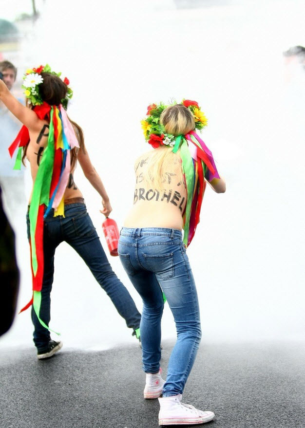 Người đẹp ngực trần dùng bình cứu hỏa xịt ngay trước sân vận động diễn ra lễ khai mạc EURO 2012 ở Warsaw, Ba Lan Người đẹp ngực trần dùng bình cứu hỏa xịt ngay trước sân vận động diễn ra lễ khai mạc EURO 2012 ở Warsaw, Ba Lan