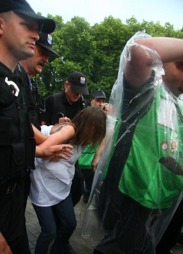 Các nhân viên an ninh bắt giữ người đẹp ngực trần Các nhân viên an ninh bắt giữ người đẹp ngực trần