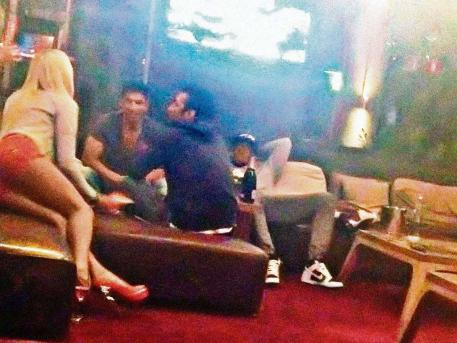 Jerome Boateng trò chuyện với người mẫu Playboy Jerome Boateng trò chuyện với người mẫu Playboy