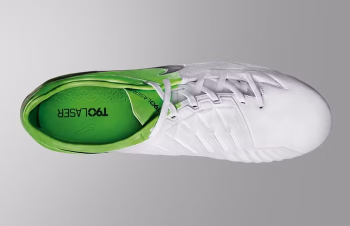 Giày Nike T90 LASER được thửa riêng cho Rooney.