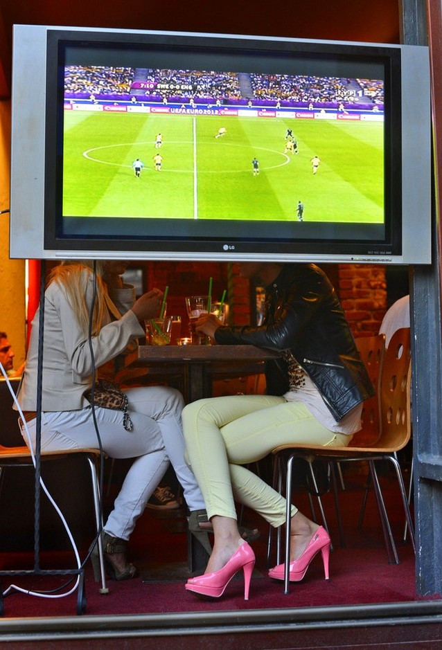 Hai cô gái ngôi uống nước sau màn hình TV trong một quán bar ở Wrocław, Ba Lan. Hai cô gái ngôi uống nước sau màn hình TV trong một quán bar ở Wrocław, Ba Lan.