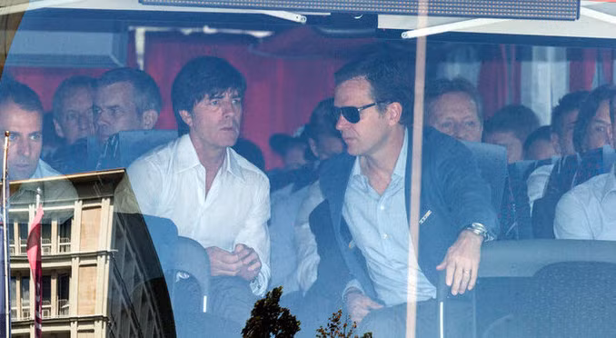 Đội tuyển Đức rời khỏi khách sạn ở Warsaw, Ba Lan, để ra sân bay về nước