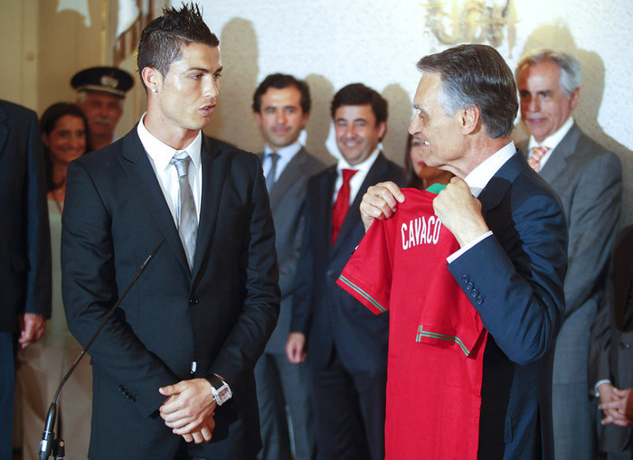 Cristiano Ronaldo đại diện cho các thành viên trong đội tuyển BĐN nhận chiếc áo may mắn từ tay thổng thống Cavaco Silva, Cristiano Ronaldo đại diện cho các thành viên trong đội tuyển BĐN nhận chiếc áo may mắn từ tay thổng thống Cavaco Silva,