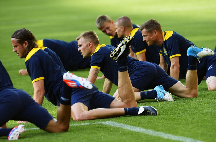 Các tuyển thủ Thụy Điển tập yoga Các tuyển thủ Thụy Điển tập yoga