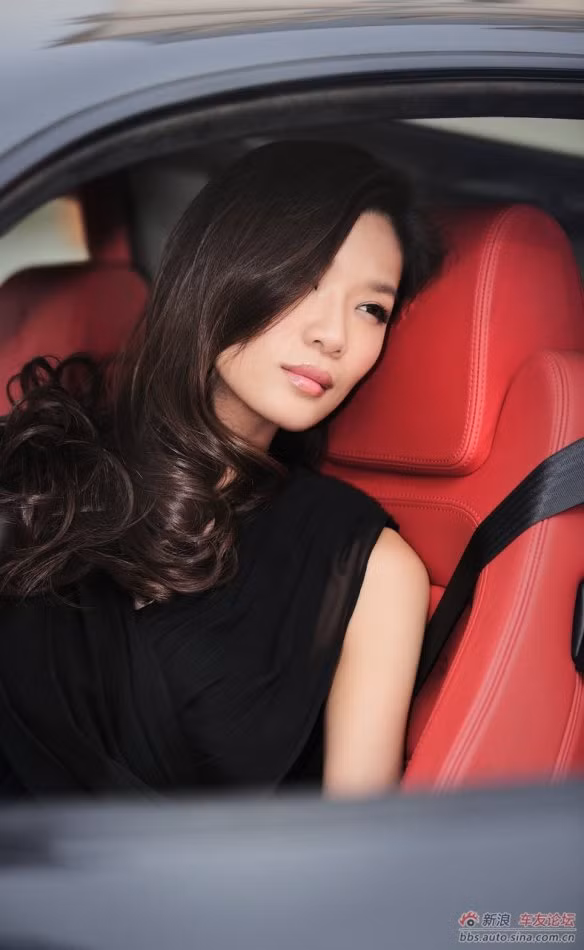 Kiều nữ đẹp mê hồn bên 'siêu bò' Lamborghini ảnh 5