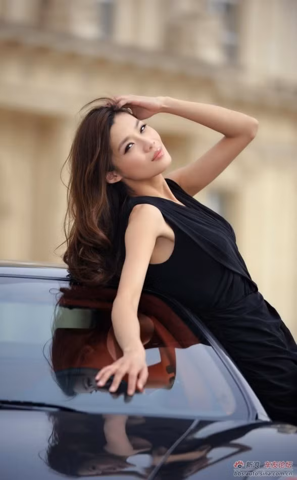 Kiều nữ đẹp mê hồn bên 'siêu bò' Lamborghini ảnh 4