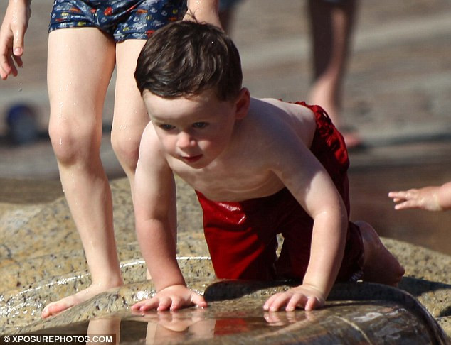 Kai tỏ ra rất thích thú với phần thưởng của mẹ.