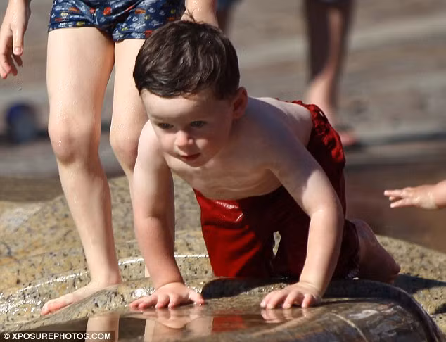 Kai tỏ ra rất thích thú với phần thưởng của mẹ.