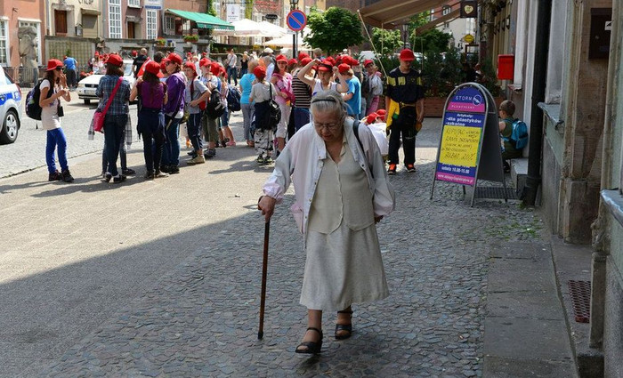 Một nhóm trẻ em và cụ già này chẳng mấy quan tâm tới sự kiện EURO 2012 đang diễn ra ở Gdansk, Ba Lan. Một nhóm trẻ em và cụ già này chẳng mấy quan tâm tới sự kiện EURO 2012 đang diễn ra ở Gdansk, Ba Lan.