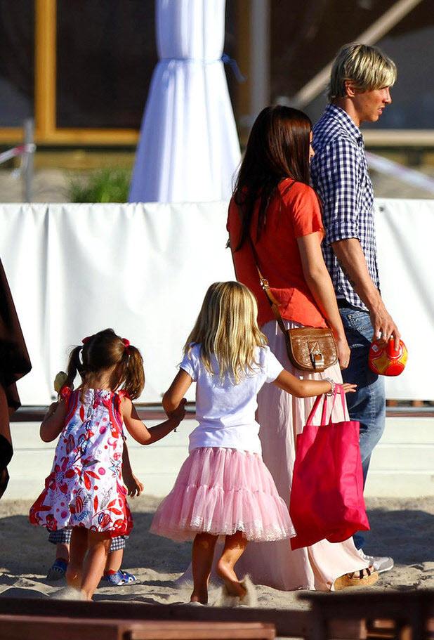 Gia đình tiền đạo người Tây Ban Nha đi dạo trên bãi biển ở Sopot, Ba Lan