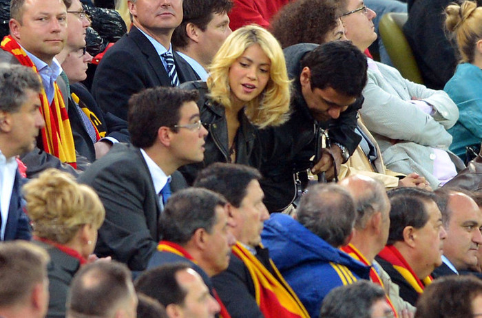 Shakira chỉ đi một mình và ngồi chung với nhóm CĐV của Tây Ban Nha Shakira chỉ đi một mình và ngồi chung với nhóm CĐV của Tây Ban Nha