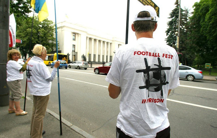 Mọi người biểu tình phản EURO 2012 ở Kiev, Ukraina Mọi người biểu tình phản EURO 2012 ở Kiev, Ukraina