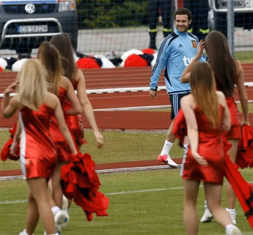 Tiền vệ Matta tỏ ra rất thích thú khi được ngắm các hoạt náo viên xinh đẹp người Ba lan