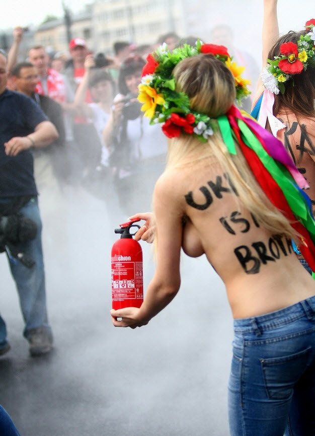 Người đẹp ngực trần dùng bình cứu hỏa xịt ngay trước sân vận động diễn ra lễ khai mạc EURO 2012 ở Warsaw, Ba Lan Người đẹp ngực trần dùng bình cứu hỏa xịt ngay trước sân vận động diễn ra lễ khai mạc EURO 2012 ở Warsaw, Ba Lan