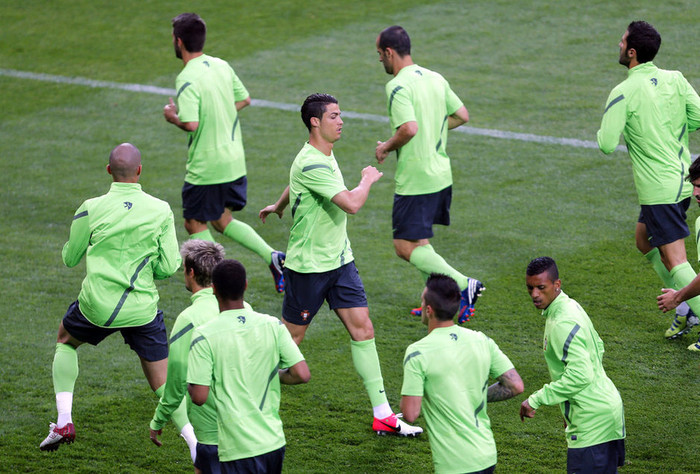 C.Ronaldo tập luyện cùng các đồng đội ở đội tuyển Bồ Đào Nha C.Ronaldo tập luyện cùng các đồng đội ở đội tuyển Bồ Đào Nha