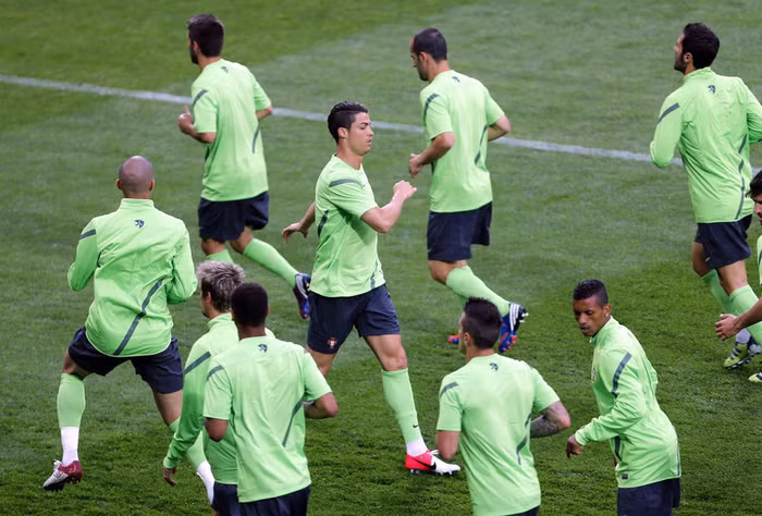C.Ronaldo tập luyện cùng các đồng đội ở đội tuyển Bồ Đào Nha