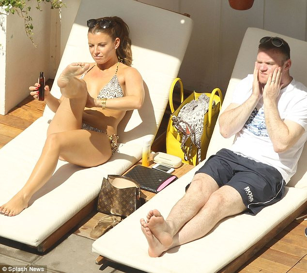 trong khi, Rooney vẫn lộ rõ vẻ thất vọng trên khuôn mặt sau thất bại của đội tuyển Anh trước Italia tại tứ kết EURO 2012 trong khi, Rooney vẫn lộ rõ vẻ thất vọng trên khuôn mặt sau thất bại của đội tuyển Anh trước Italia tại tứ kết EURO 2012