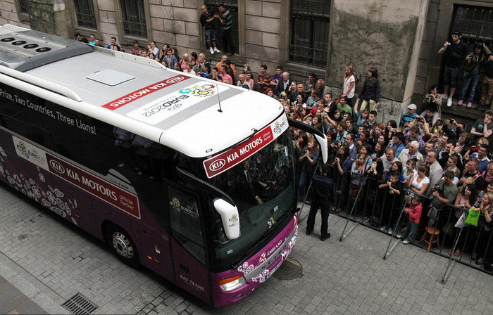 Xe bus bắt đầu lăn bánh... Xe bus bắt đầu lăn bánh...