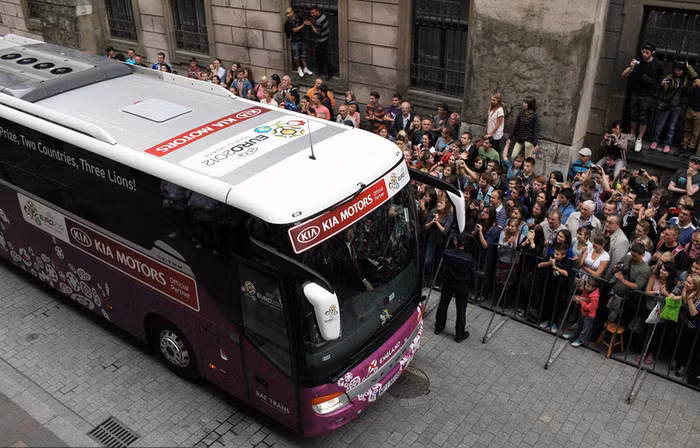 Xe bus bắt đầu lăn bánh...