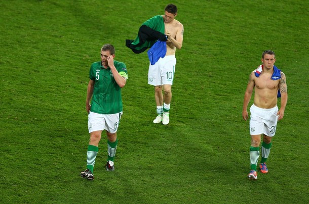 ...trong khi, các cầu thủ của CH Ireland buồn bã rời sân sau thất bại 1-3 trước Croatia. ...trong khi, các cầu thủ của CH Ireland buồn bã rời sân sau thất bại 1-3 trước Croatia.