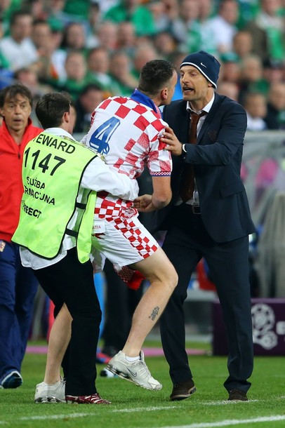 Điểm nhất của trận đấu giữa Croatia và Ireland là tình huống một CĐV của Croatia nhảy xuống sân ôm hôn chúc mừng HLV Slaven Bilic Điểm nhất của trận đấu giữa Croatia và Ireland là tình huống một CĐV của Croatia nhảy xuống sân ôm hôn chúc mừng HLV Slaven Bilic