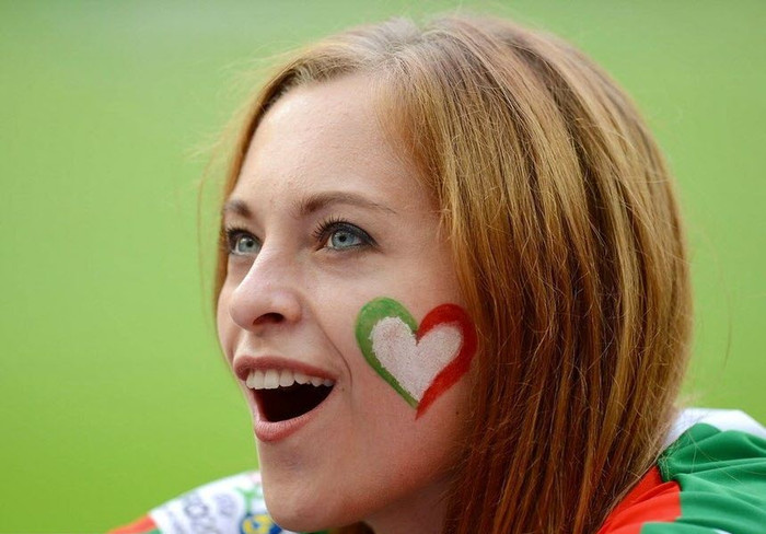 Nữ CĐV xinh đẹp của đội tuyển Italia trên khán đài Nữ CĐV xinh đẹp của đội tuyển Italia trên khán đài