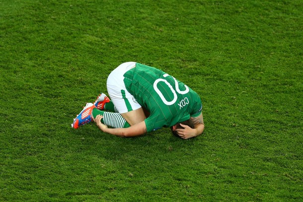 Cầu thủ Simon Cox của Ireland nằm úp mặt xuống sân sau khi trận đấu kết thúc. Cầu thủ Simon Cox của Ireland nằm úp mặt xuống sân sau khi trận đấu kết thúc.