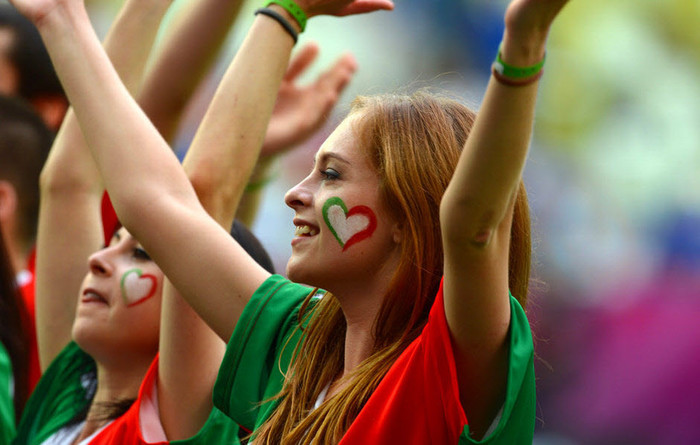 Nữ CĐV xinh đẹp của đội tuyển Italia trên khán đài Nữ CĐV xinh đẹp của đội tuyển Italia trên khán đài
