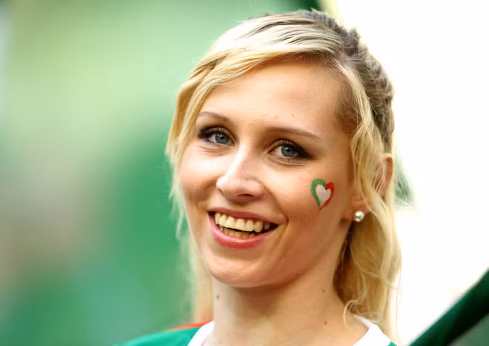 Nữ CĐV xinh đẹp của đội tuyển Italia trên khán đài