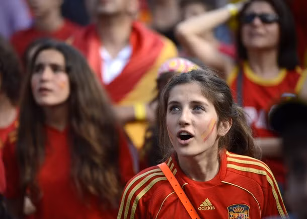 Các CĐV của đội tuyển Tây Ban Nha cũng xinh đẹp không kém