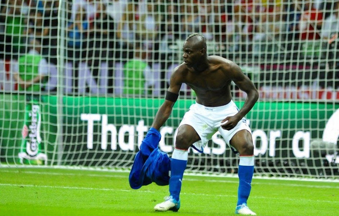 Người hùng Balotelli lập cú đúp giúp Italia vào chơi trận chung kết EURO 2012 Người hùng Balotelli lập cú đúp giúp Italia vào chơi trận chung kết EURO 2012