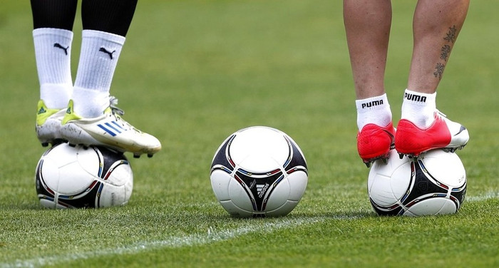 Các cầu thủ CH tập thăng bằng trên bóng. Các cầu thủ CH tập thăng bằng trên bóng.