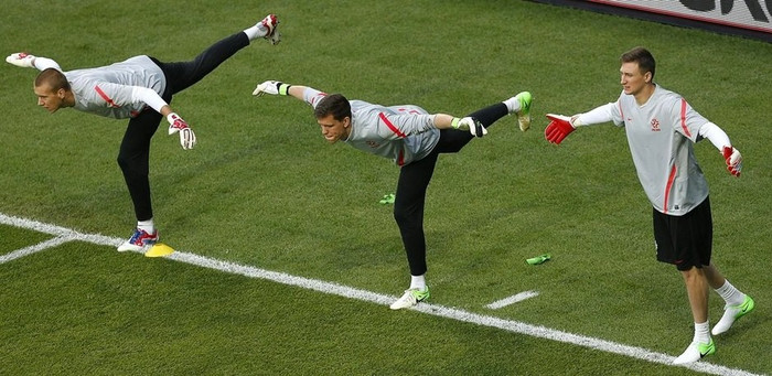 Thủ môn của đội tuyển Ba Lan tập như các VĐV thể dục dụng cụ. Thủ môn của đội tuyển Ba Lan tập như các VĐV thể dục dụng cụ.