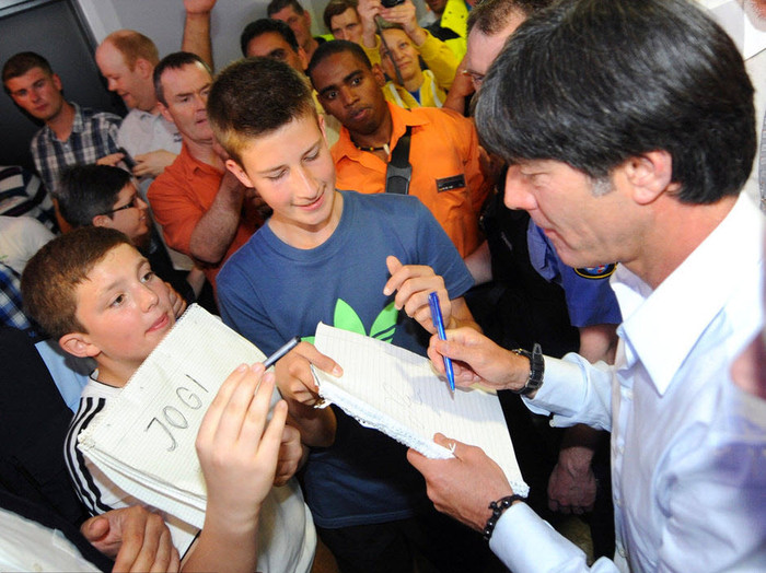 HLV Joachim Low ký tặng người hâm mộ tại sân bay HLV Joachim Low ký tặng người hâm mộ tại sân bay