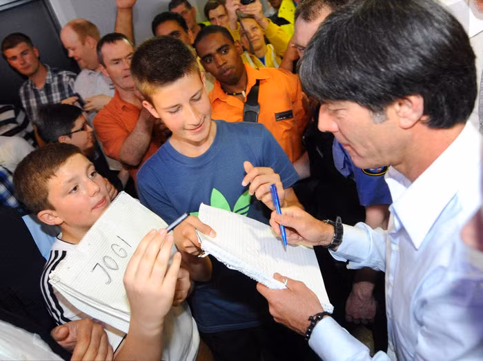 HLV Joachim Low ký tặng người hâm mộ tại sân bay