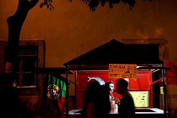 Nhiều CĐV vẫn ở lại các điểm xem Euro sau trận đấu kết thúc vì họ không tin đội nhà đã thất bại. Nhiều CĐV vẫn ở lại các điểm xem Euro sau trận đấu kết thúc vì họ không tin đội nhà đã thất bại.