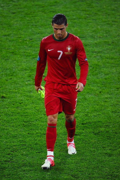 C. Ronaldo cúi đầu rời khỏi sân. C. Ronaldo cúi đầu rời khỏi sân.