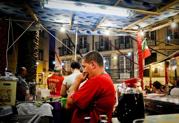 Một fan hâm mộ BĐN lộ rõ vẻ thất vọng trên khuôn mặt. Một fan hâm mộ BĐN lộ rõ vẻ thất vọng trên khuôn mặt.