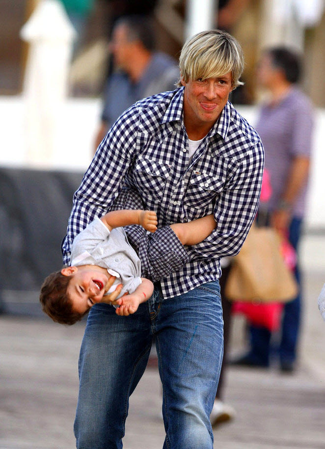 Torres chơi đùa với cậu con trai Leo