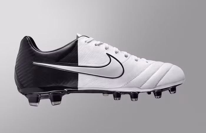 Đôi giày Nike Tempo độc đáo của trung vệ Pique