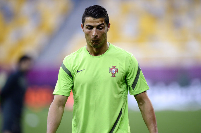 Trước khi ra sân tập cùng đội tuyển Bồ Đào Nha, Cristiano Ronaldo chăm sóc mái tóc của mình rất cẩn thẩn Trước khi ra sân tập cùng đội tuyển Bồ Đào Nha, Cristiano Ronaldo chăm sóc mái tóc của mình rất cẩn thẩn
