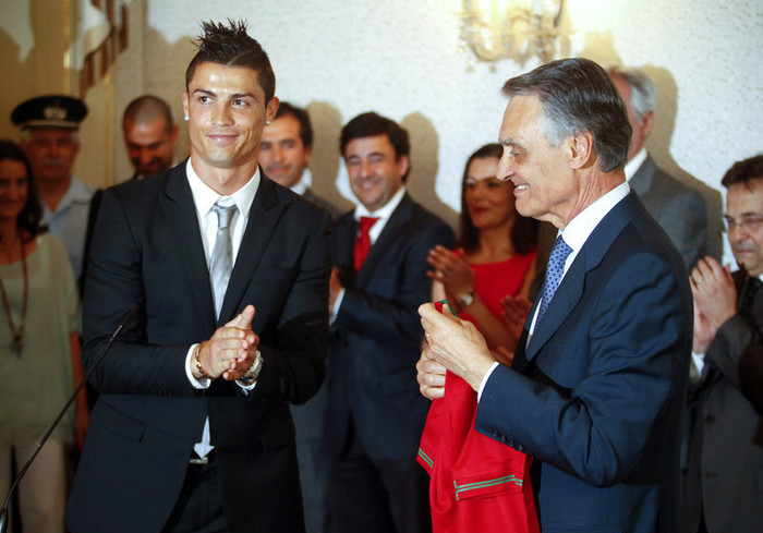 Cristiano Ronaldo đại diện cho các thành viên trong đội tuyển BĐN nhận chiếc áo may mắn từ tay thổng thống Cavaco Silva, Cristiano Ronaldo đại diện cho các thành viên trong đội tuyển BĐN nhận chiếc áo may mắn từ tay thổng thống Cavaco Silva,
