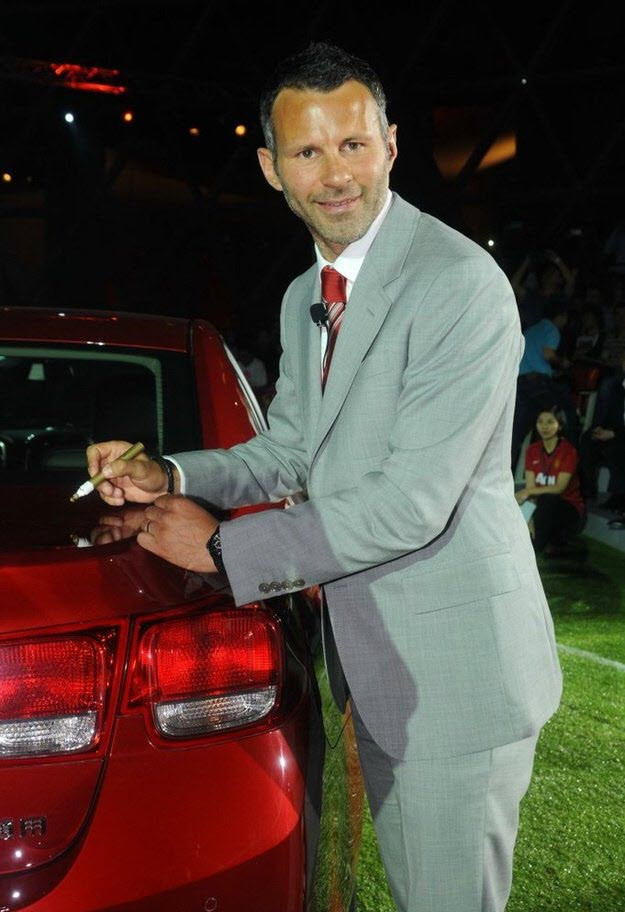 Tiền vệ Ryan Giggs đã tới Thượng Hải (Trung Quốc) để tham gia một hoạt động quảng bá của hãng xe nổi tiếng Chevrolet của Mỹ. Tiền vệ Ryan Giggs đã tới Thượng Hải (Trung Quốc) để tham gia một hoạt động quảng bá của hãng xe nổi tiếng Chevrolet của Mỹ.