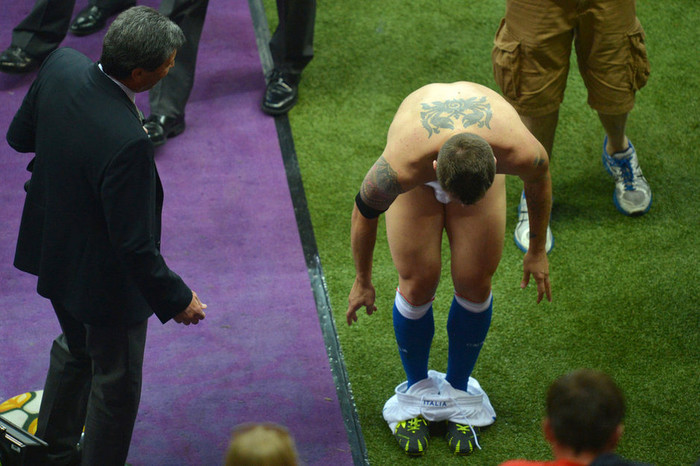 Cassano đã nổi hứng cởi quần áo tặng CĐV trên khán đài Cassano đã nổi hứng cởi quần áo tặng CĐV trên khán đài