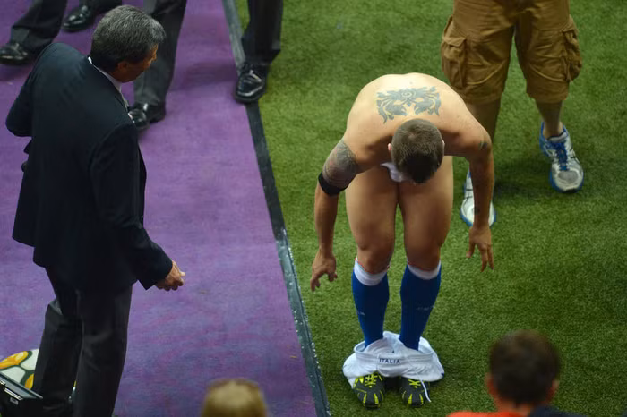 Cassano đã nổi hứng cởi quần áo tặng CĐV trên khán đài