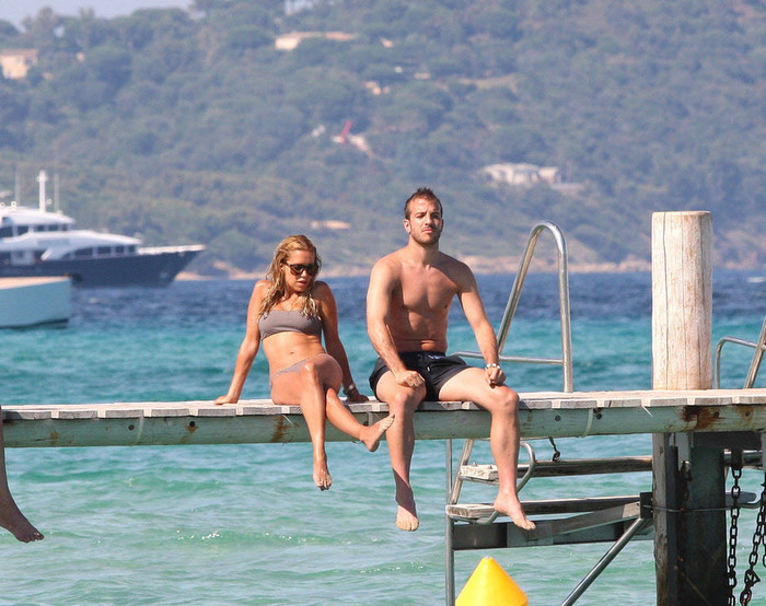 Tiền vệ Van der Vaart và cô vợ Sylvie nghỉ mát tại đảo St Tropez tươi đẹp ở Pháp Tiền vệ Van der Vaart và cô vợ Sylvie nghỉ mát tại đảo St Tropez tươi đẹp ở Pháp