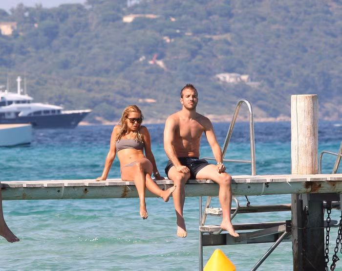 Tiền vệ Van der Vaart và cô vợ Sylvie nghỉ mát tại đảo St Tropez tươi đẹp ở Pháp